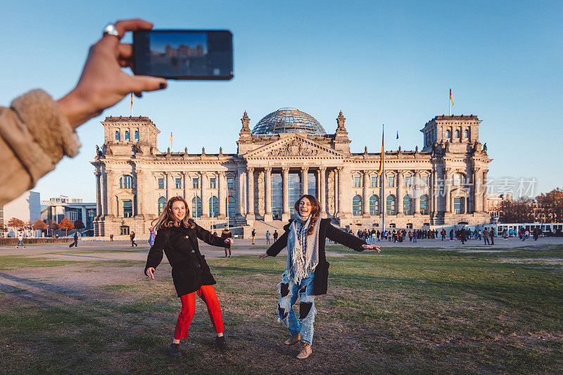 游客在柏林的国会大厦拍照