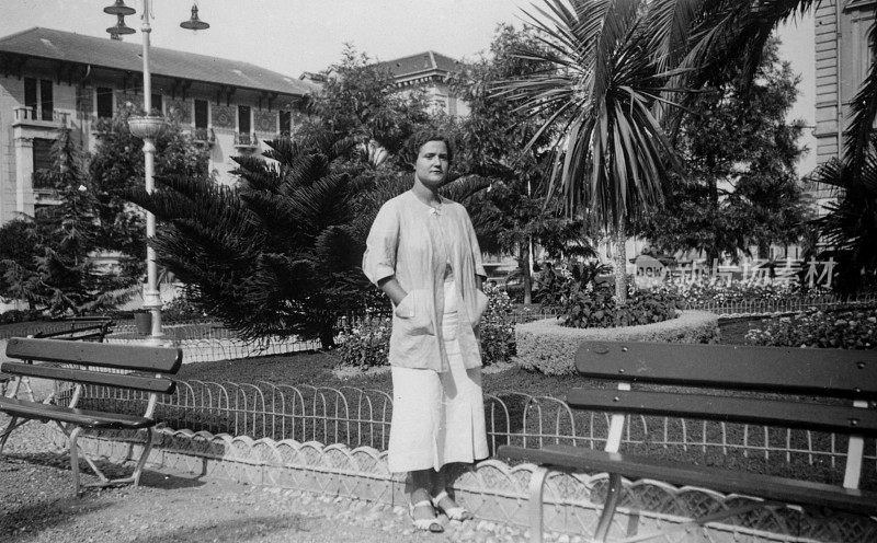 1930年代。佛罗伦萨托斯卡纳意大利年轻女子肖像在家草地上