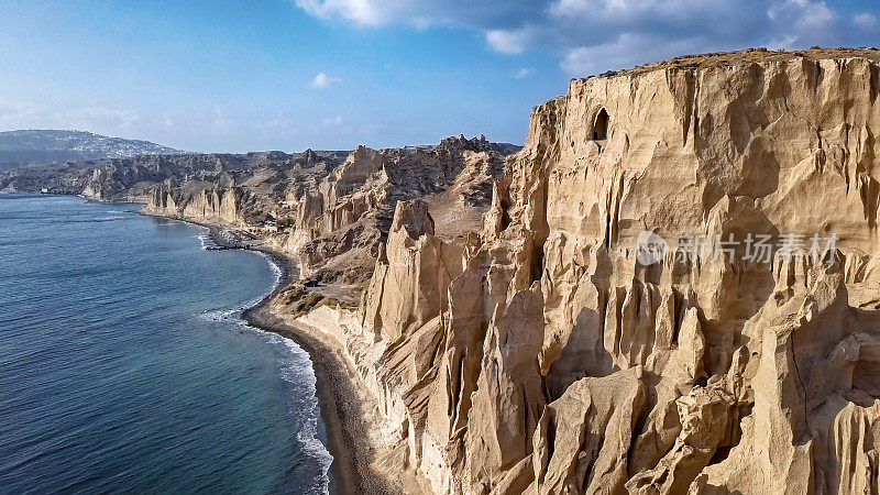 希腊圣托里尼岛Vlihada海滩沙崖的空中全景图