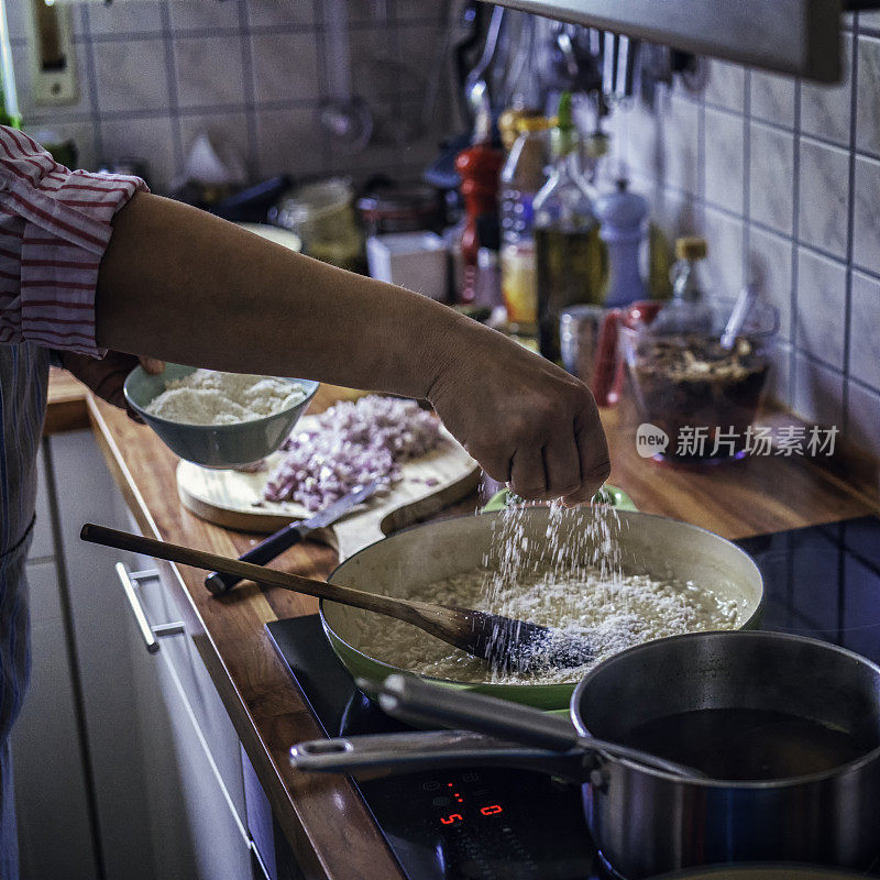 准备用帕尔马干酪做的意大利烩饭