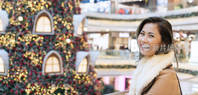 亚洲女人在购物中心圣诞购物