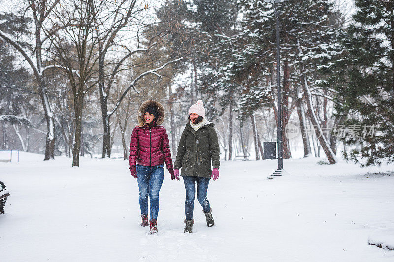 两个女人在雪中行走