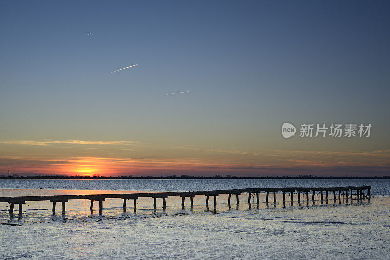 日落时分的瓦登海和木板路