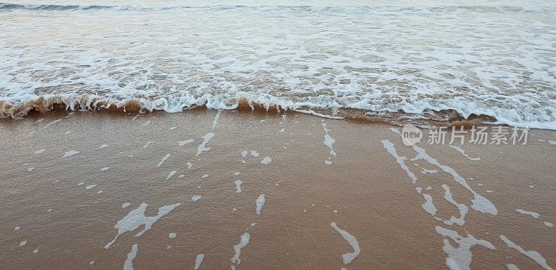 沙滩上的海水泡沫