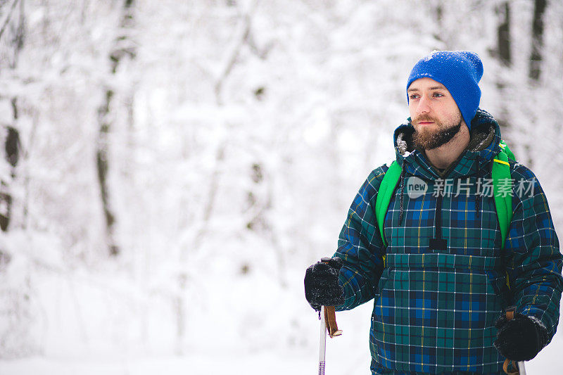 一个人独自行走在雪山上。