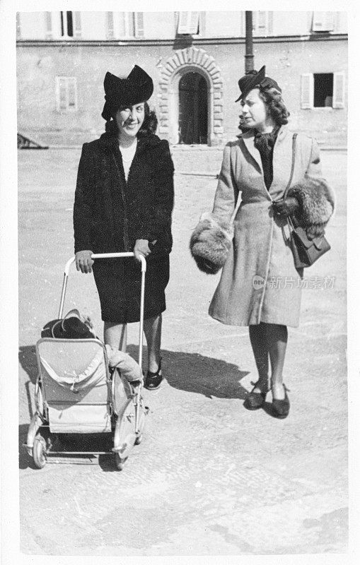 1949年，年轻妇女推着婴儿车。黑色和White.child