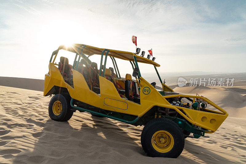 秘鲁瓦卡奇纳沙滩上的沙滩车