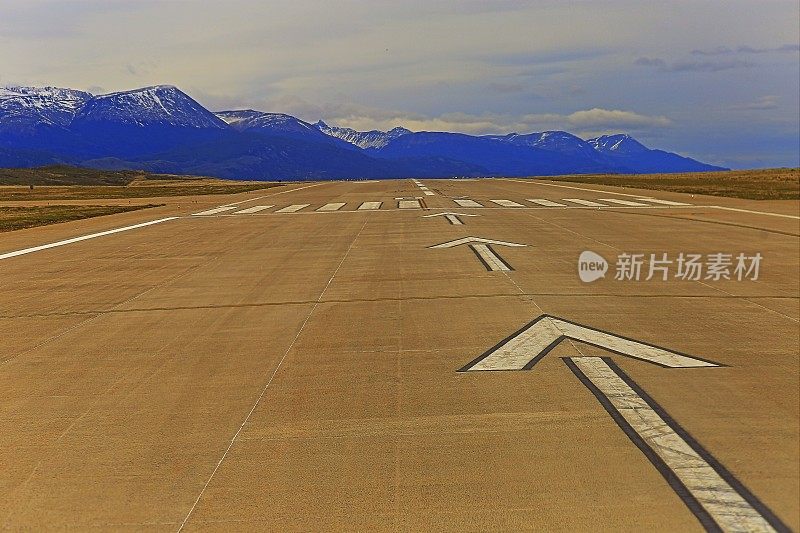阿根廷火地岛乌斯怀亚和白雪覆盖的安第斯山脉机场跑道