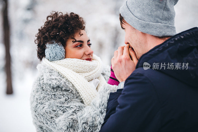 雪中的年轻夫妇