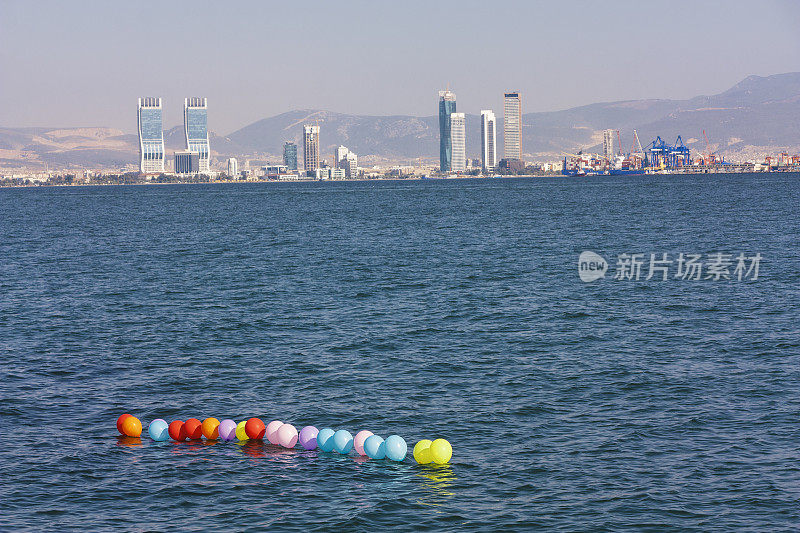 漂浮在海面上的气球