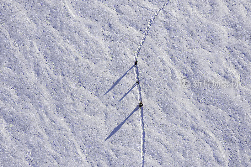 鸟瞰图家庭雪鞋户外在冬天后暴风雪