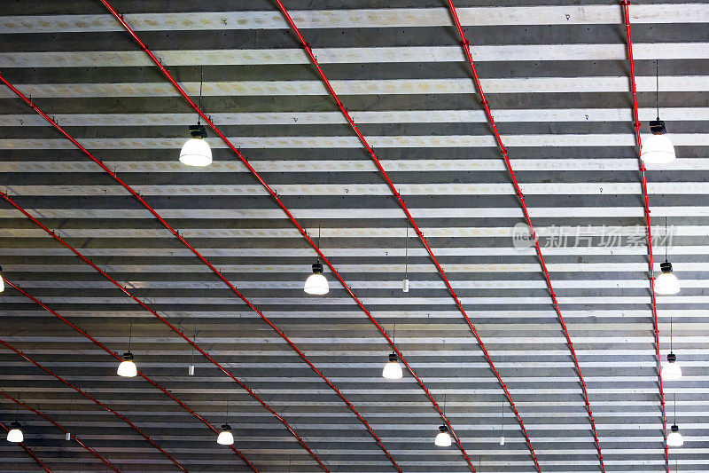 带电灯的工厂天花板，带复印空间的背景