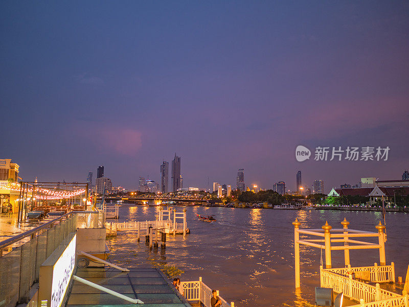 曼谷的城市景观和湄南河与美丽的日落从尤得皮曼河漫步在泰国曼谷市