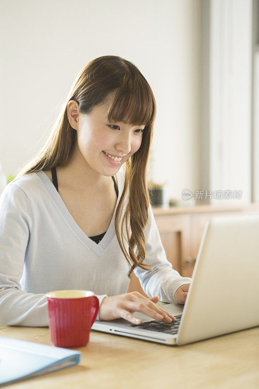 年轻女子使用笔记本电脑