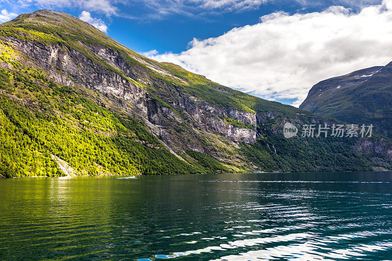 挪威盖兰格峡湾群山环绕的水域