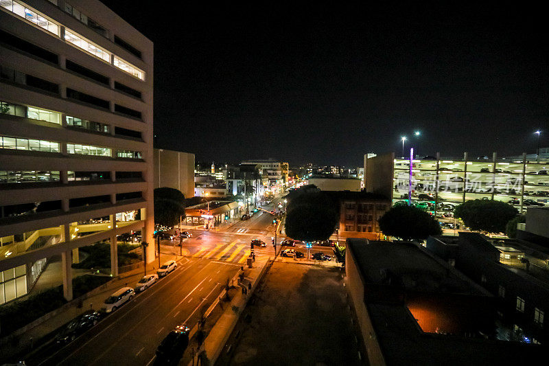 圣塔莫尼卡市中心的夜晚