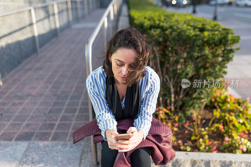 正在打电话的女商人