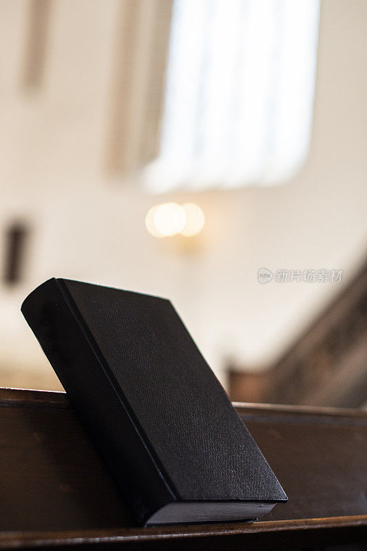 在斯堪的纳维亚教堂里的木凳上放着一本歌集