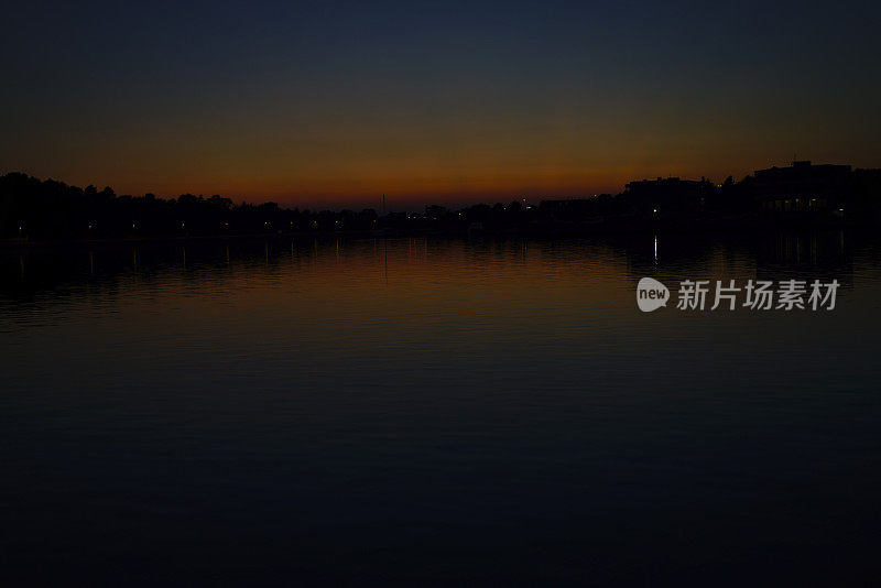 罗戈兹尼察的夜景，克罗地亚达尔马提亚海岸的一个小镇。