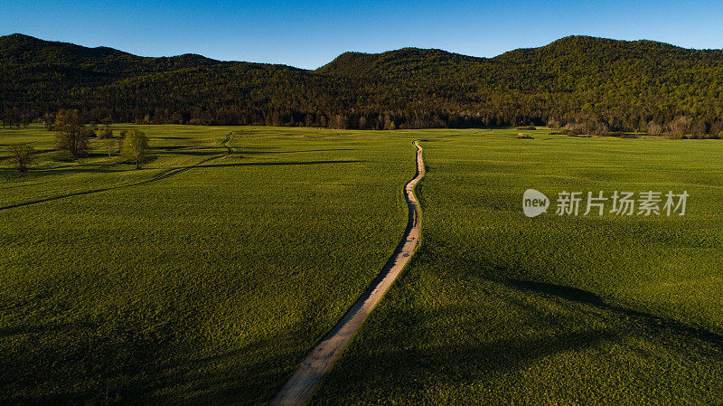 鸟瞰图的乡村公路穿过草地