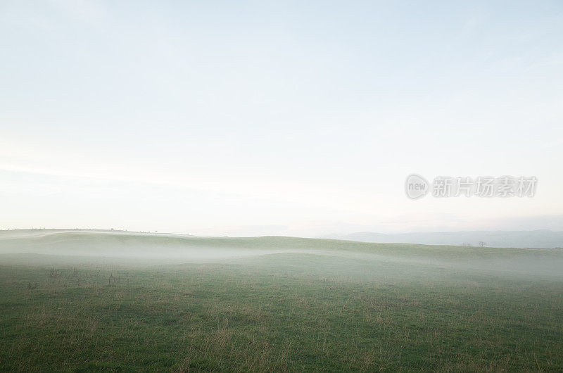 雾蒙蒙的秋天草地和黄昏的风景-英国湖区