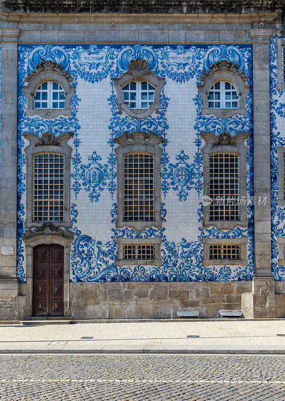 波尔图，葡萄牙波尔图，传统的历史建筑立面装饰着蓝色手工漆锡釉瓷砖
