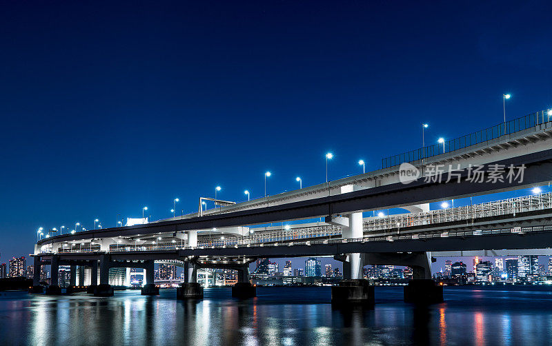 夜间的东京彩虹桥和东京塔