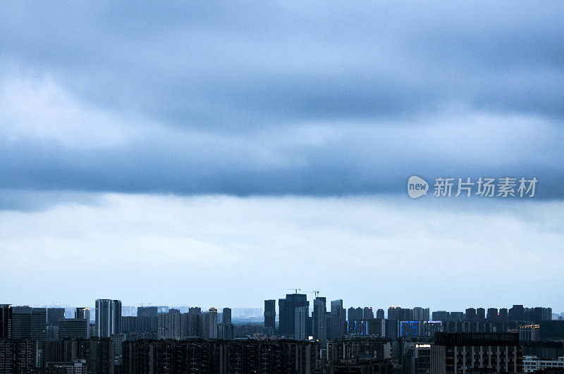 暴风雨的乌云笼罩着这座城市