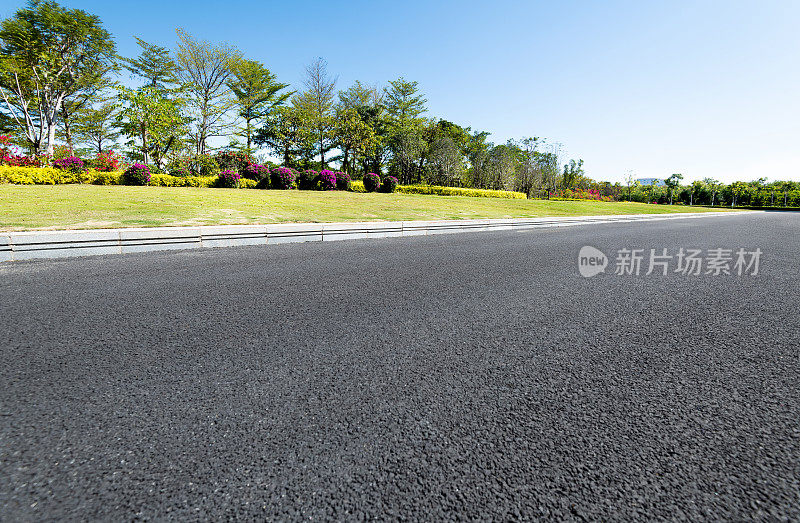 柏油路和路边风光