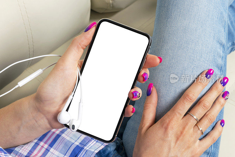女人手里拿着智能手机模型。新的现代黑色无框智能手机模型与空白白色屏幕。文本的空白。副本的空间。孤立的白色空白屏幕。