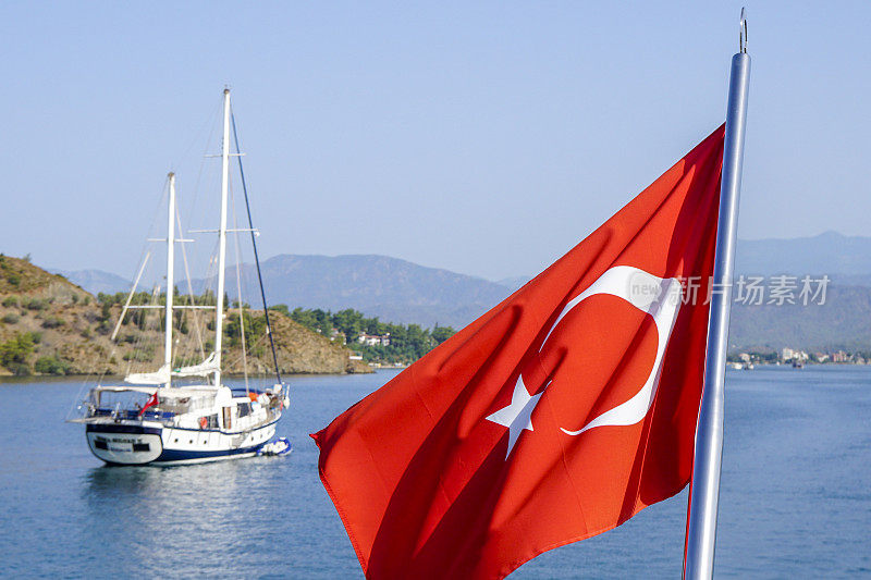 游艇后面挂着土耳其国旗。