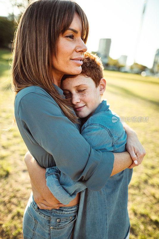 少年与母亲拥抱，安慰儿子