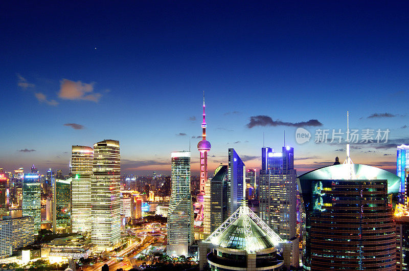 上海陆家嘴在戏剧性的天空日落，中国