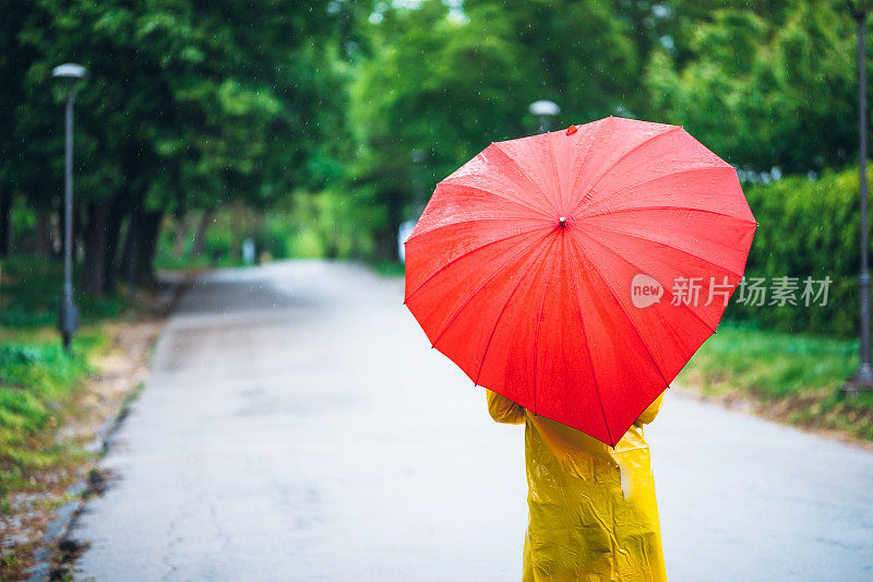 走在雨中