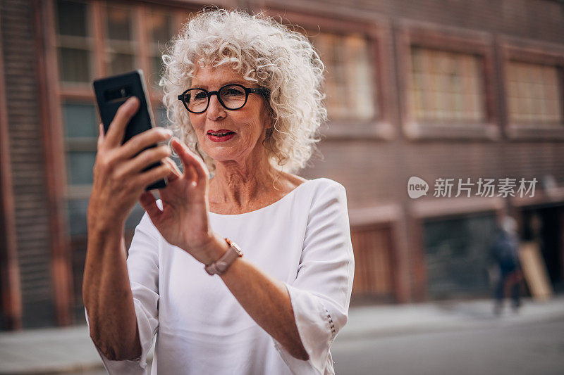 城里的老女人在自拍