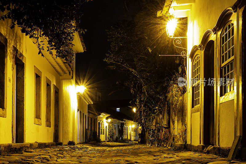 晚上巴西里约热内卢帕拉蒂市中心的街道。帕拉蒂是葡萄牙殖民地和巴西帝国的自治市