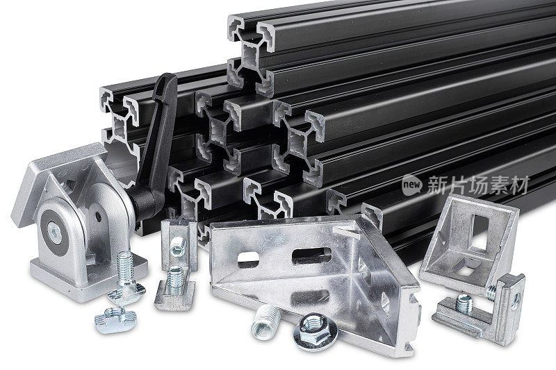 黑色阳极氧化铝挤压棒，连接器，接头，螺钉，槽螺母和角支架隔离白色背景。建筑金属钢厂概念。