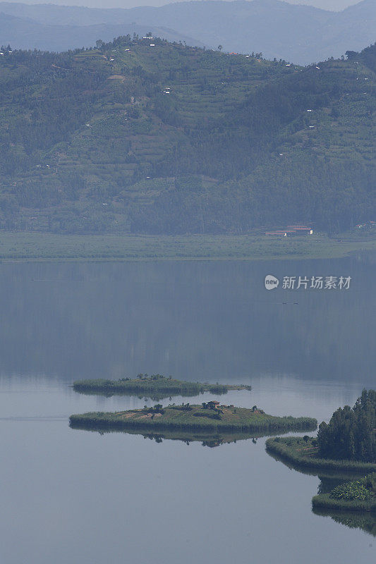 鲁洪多湖在维龙加火山山脉脚下-卢旺达