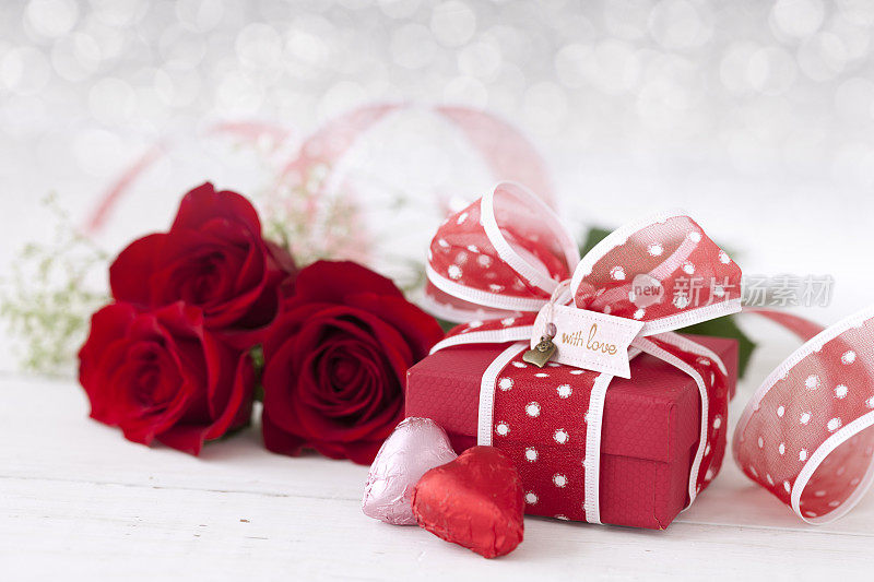 情人节礼物:红玫瑰和巧克力