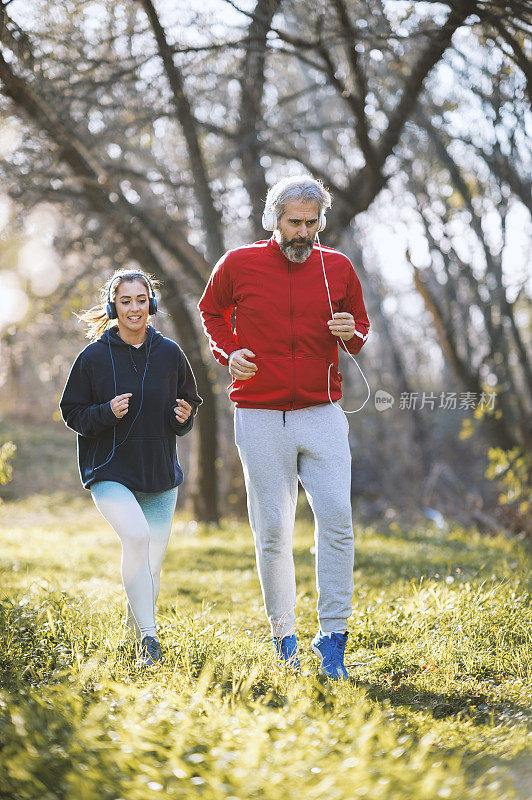 和私人教练一起跑步的成熟男人