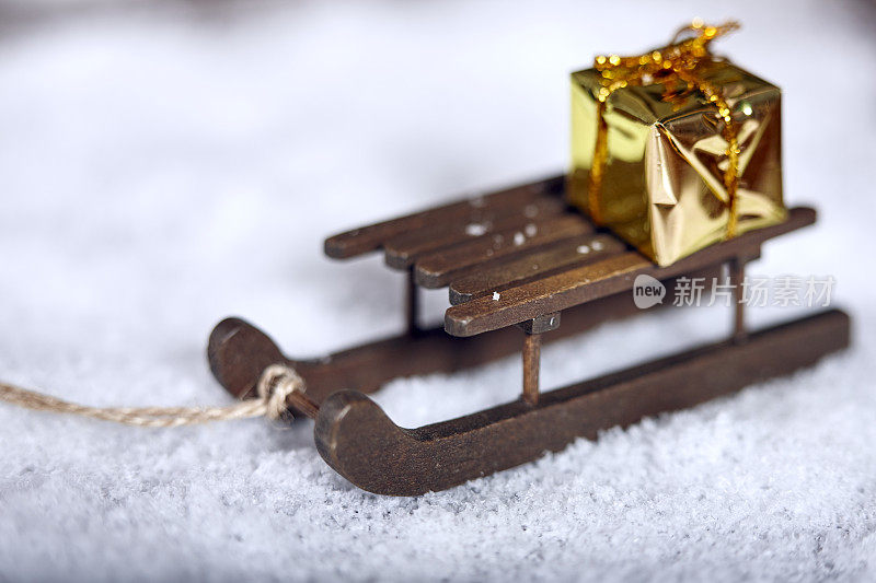 带着黄色礼物的雪橇