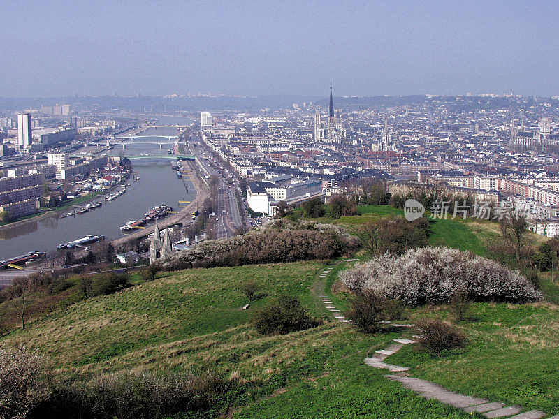 鲁昂是法国北部诺曼底地区的首府，是塞纳河上的一个港口城市。