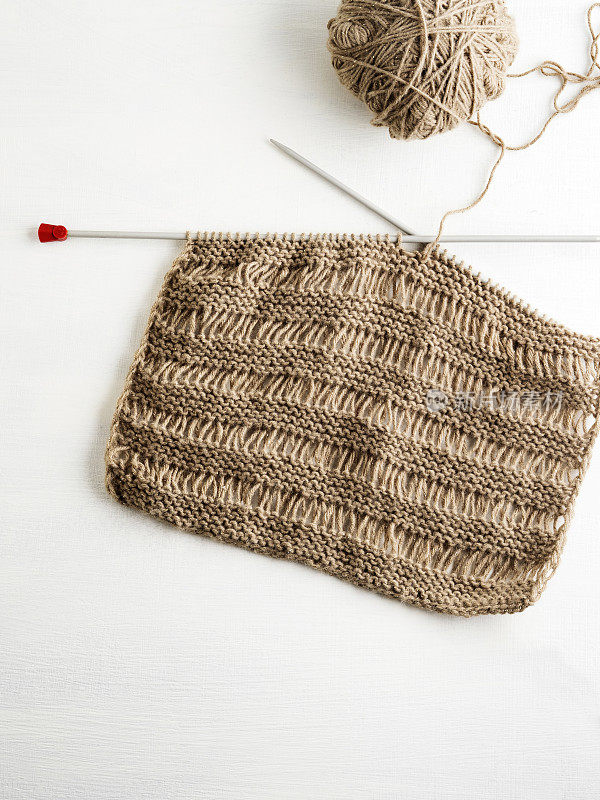 编织，手工编织，编织棕色羊毛和针，编织图案在针羊毛线