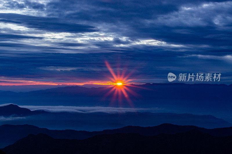 山梨县南阿尔卑斯基塔山的日落