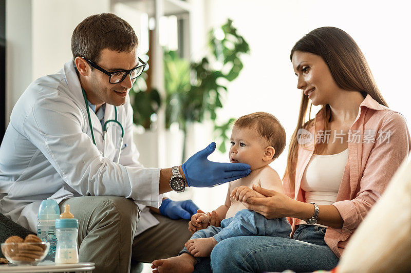 微笑的医生检查小男孩在医疗预约。