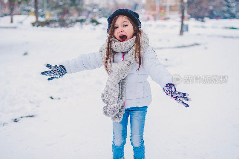 雪中快乐的小女孩