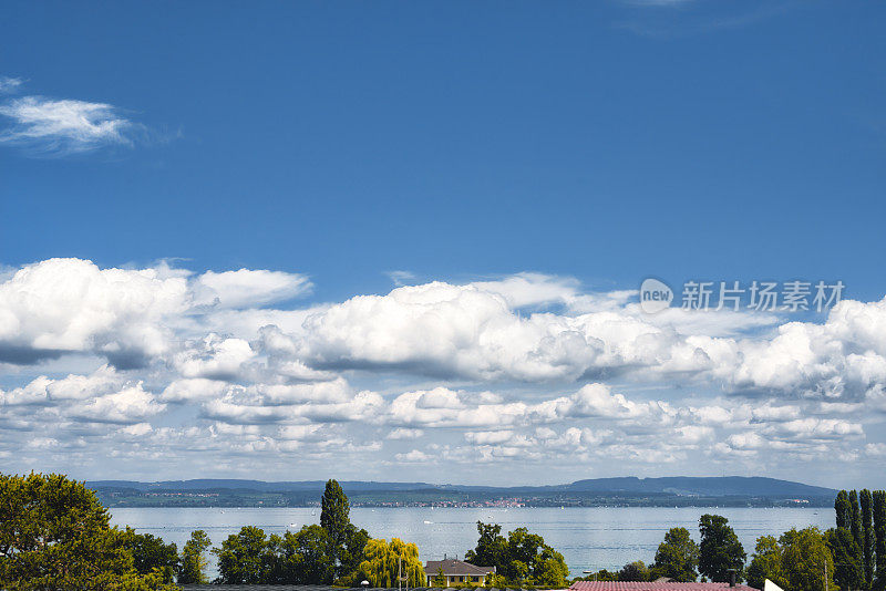 瑞士康斯坦斯湖的夏日云景