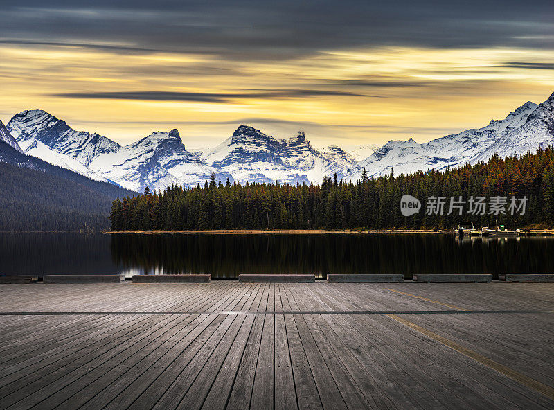 玛瑞尔湖和雪山前空荡荡的木质庭院