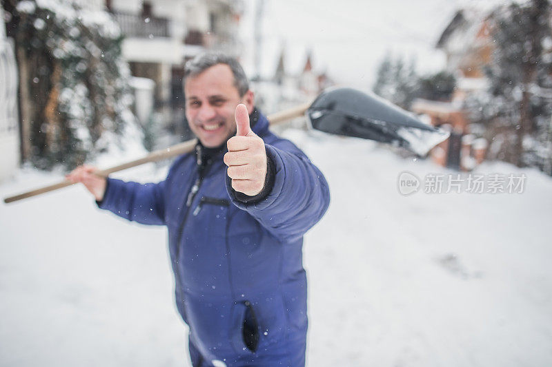 男清洁工用雪铲