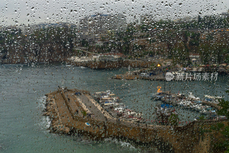 Kalei?i安塔利亚港雨天。